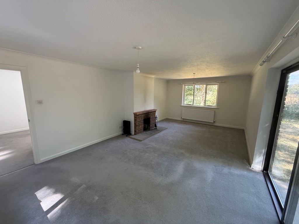 Lot: 66 - DETACHED THREE-BEDROOM HOUSE WITH SEPARATE GARAGING - Living room with fireplace